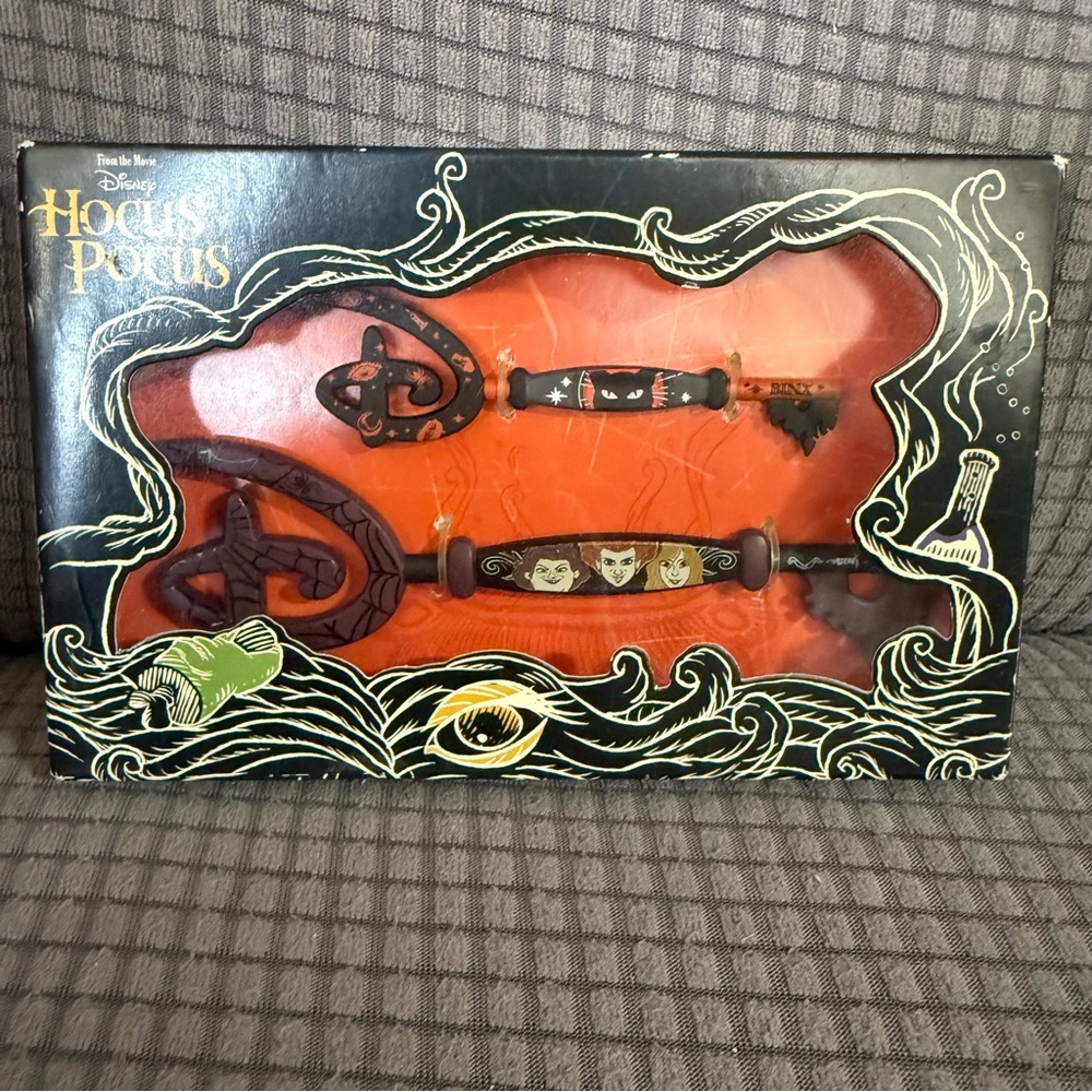 Disney Hocus Pocus Sanderson Sisters 2pc Collectible Key Set Mary Sarah Winifred